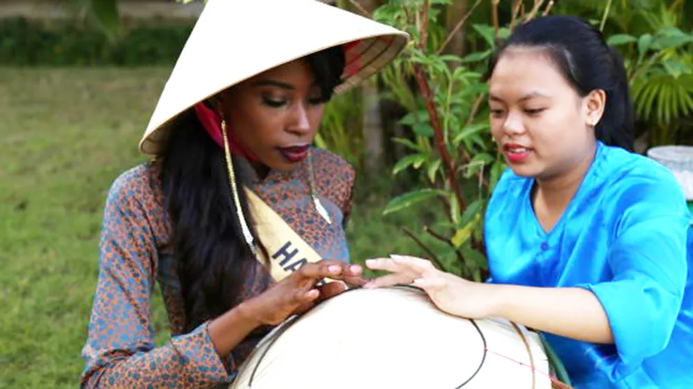 Miss Grand International 2017: Hoa hậu thích thú học gói bánh lọc Quảng Bình ảnh 10