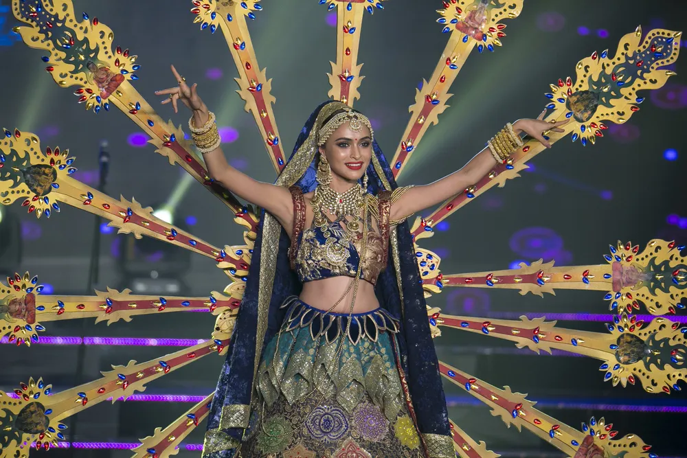 Hoa hậu Hòa bình thế giới 2017: Lộng lẫy vũ điệu trang phục dân tộc ảnh 4