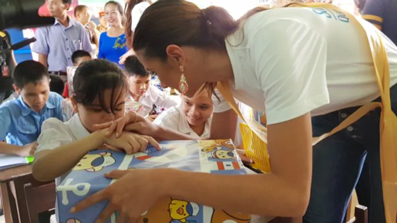 Tặng quà cho trẻ em khuyết tật