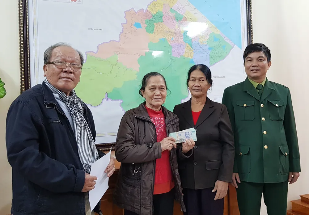 Cựu chiến binh TPHCM tặng quà cho Đại đội nữ pháo binh Ngư Thủy ảnh 1