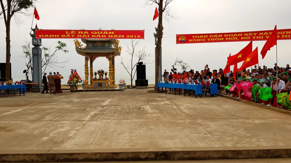 Lễ hội cầu ngư và xuất quân đánh cá tại làng biển Cảnh Dương ảnh 11