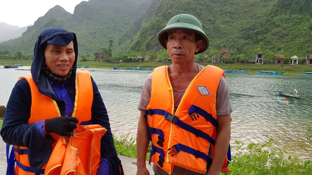 Ông Quyết cùng vợ, là 1 trong 4 cá nhân nhận bằng khen của UBND tỉnh Quảng Bình.