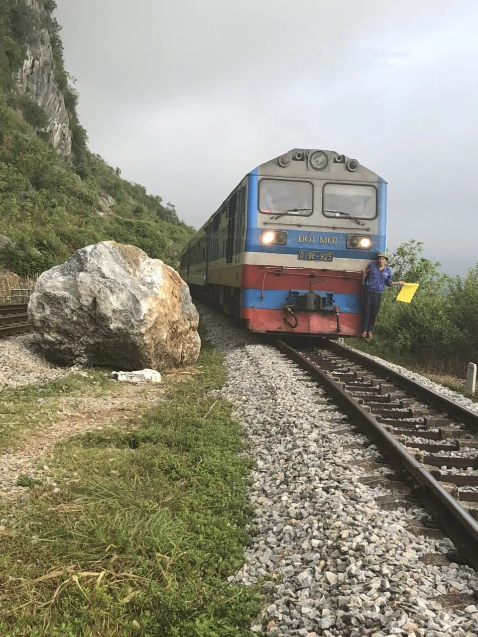 Quảng Bình: Ga Lạc Sơn tê liệt, đường ray hư hỏng vì sạt lở núi đá vôi ảnh 2