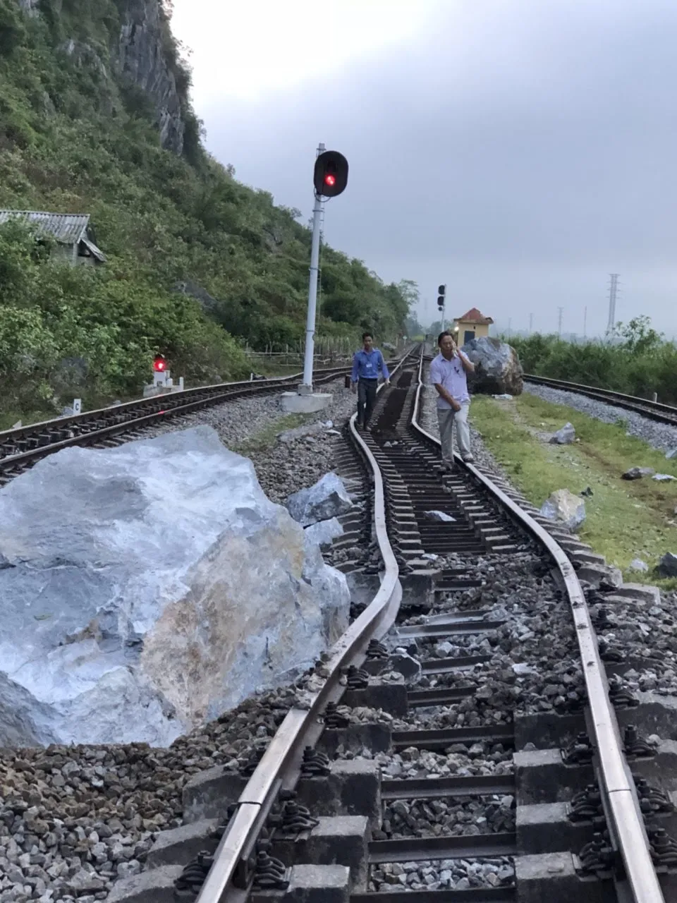 Quảng Bình: Ga Lạc Sơn tê liệt, đường ray hư hỏng vì sạt lở núi đá vôi ảnh 1