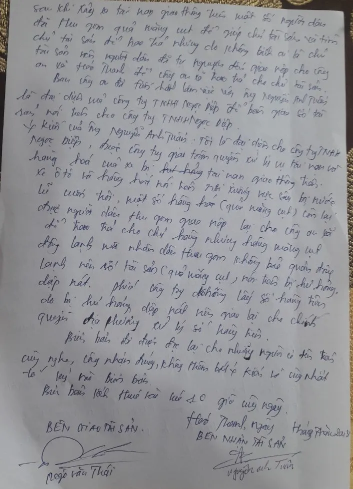 Vụ xe măng cụt lao xuống vực, dân gom hộ chứ không hôi của ảnh 2