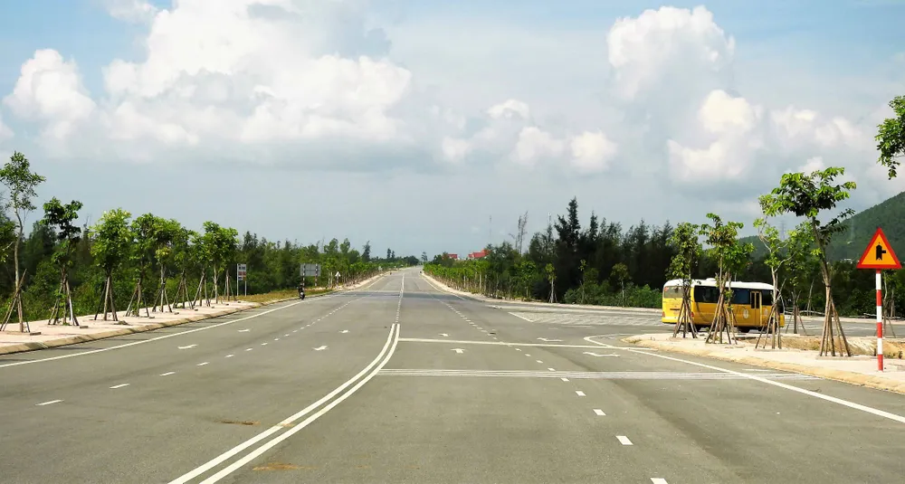 Ngắm cung đường đẹp nhất Vũng Chùa dưới rặng Hoành Sơn ảnh 1