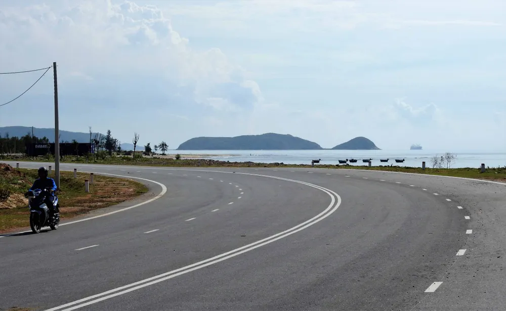 Ngắm cung đường đẹp nhất Vũng Chùa dưới rặng Hoành Sơn ảnh 4