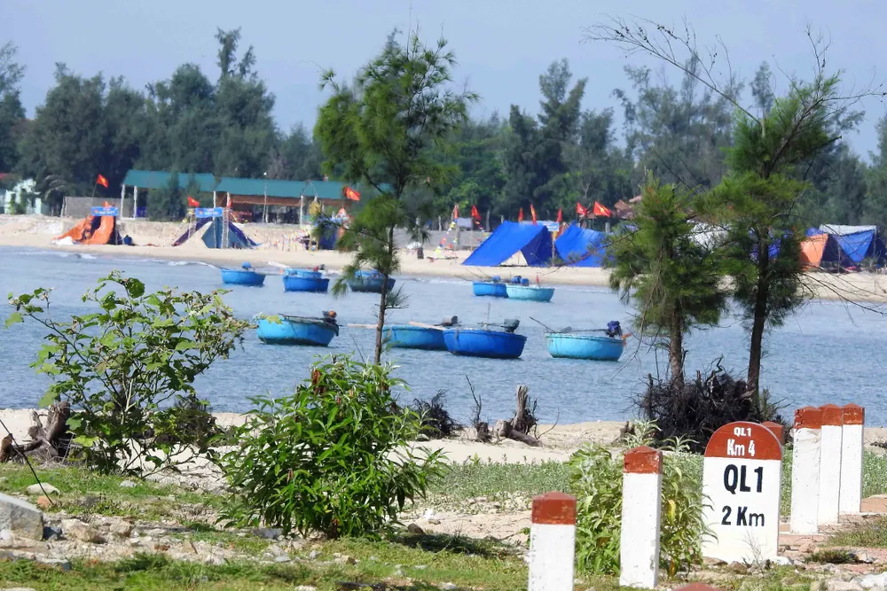 Ngắm cung đường đẹp nhất Vũng Chùa dưới rặng Hoành Sơn ảnh 8