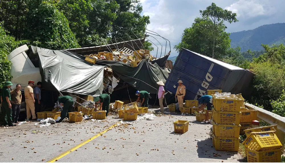 Vụ tai nạn làm quốc lộ 12A qua xã Dân Hóa bị tắc