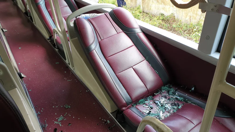 Côn đồ lại tấn công hàng loạt xe du lịch tới Quảng Bình ảnh 2