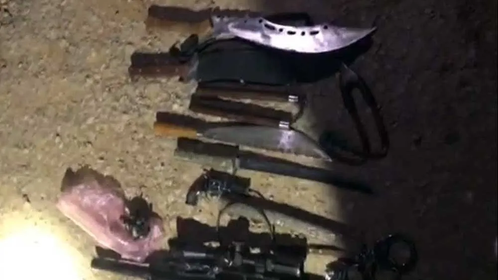 Dao, kiếm, mã tấu, mìn tự chế, đạn chì mà công an huyện Lệ Thủy bắt giữ trên xe Quang