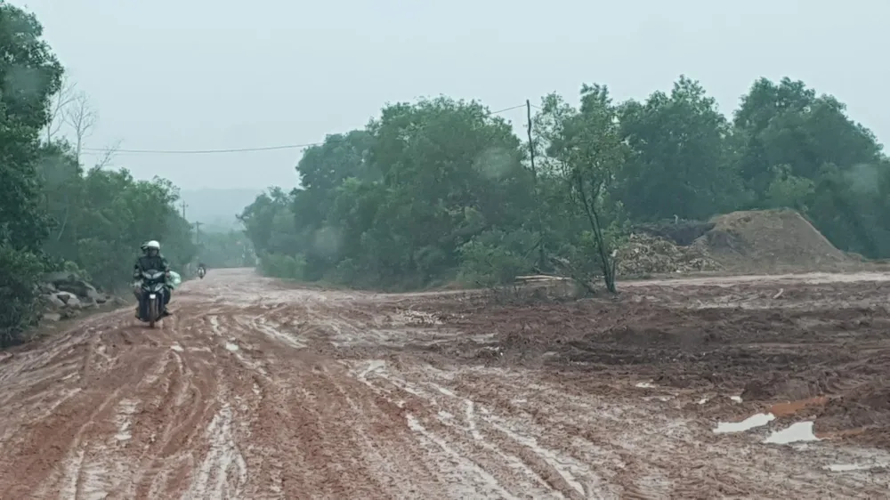 Đường trước nhà máy gỗ dăm bị băm nát