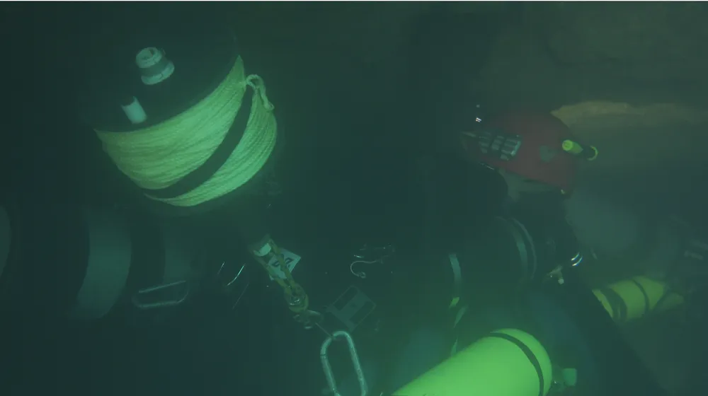 Nghẹt thở quang cảnh lặn sông ngầm bên dưới Sơn Đoòng ảnh 10