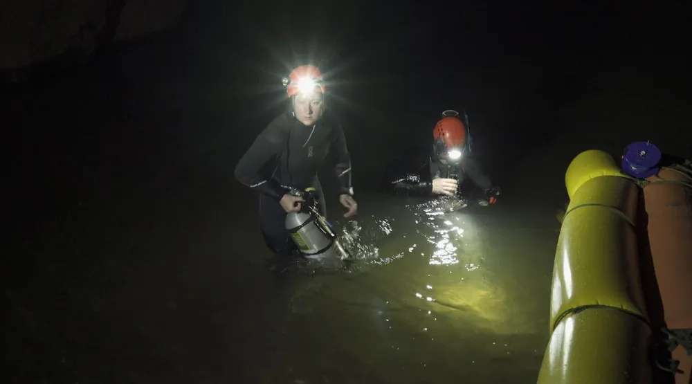 Nghẹt thở quang cảnh lặn sông ngầm bên dưới Sơn Đoòng ảnh 18