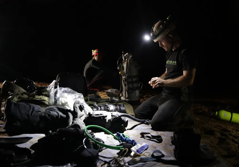 Nghẹt thở quang cảnh lặn sông ngầm bên dưới Sơn Đoòng ảnh 3