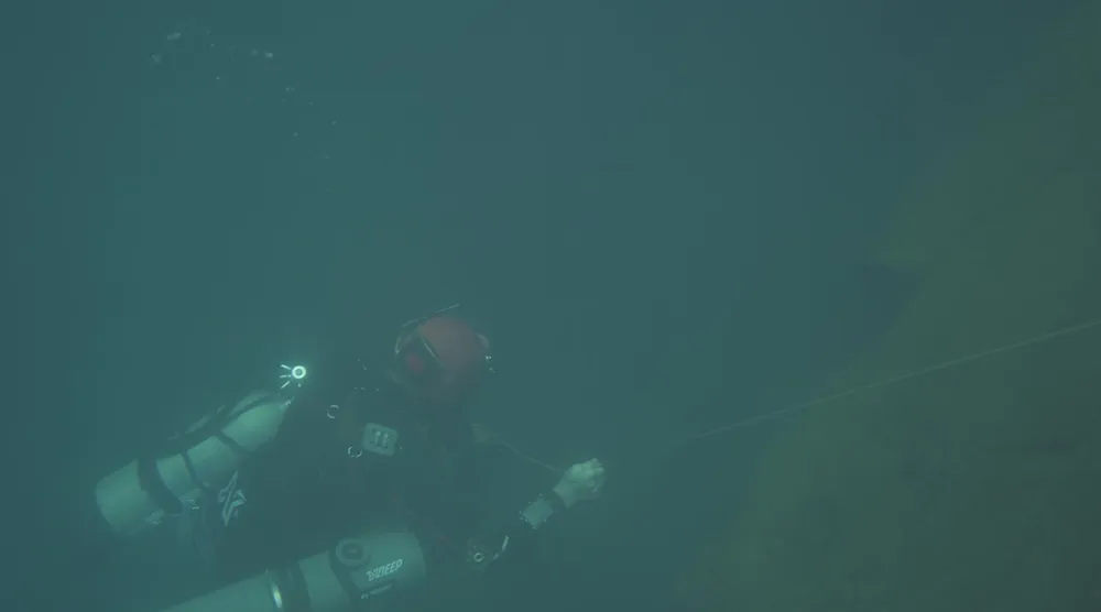 Nghẹt thở quang cảnh lặn sông ngầm bên dưới Sơn Đoòng ảnh 7