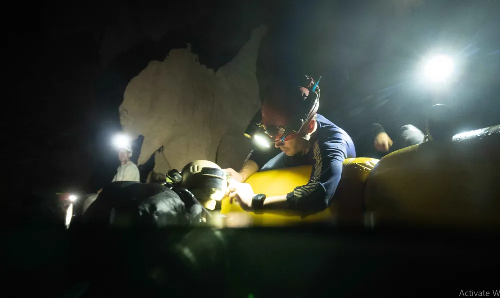 Nghẹt thở quang cảnh lặn sông ngầm bên dưới Sơn Đoòng ảnh 5