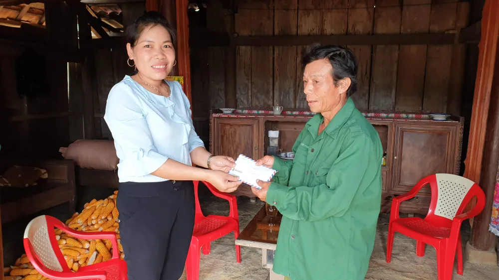 Bà Cao Thị Hoa, Phó Chủ tịch UBND xã Minh Hóa, thay mặt bạn đọc Báo SGGP trao số tiền 10 triệu đồng đến cựu binh Trương Văn Thanh