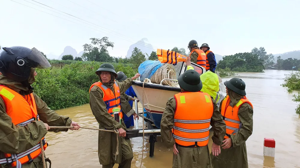 Mưa lớn, lũ dâng ngập Tân Hóa vượt mốc năm 2016 ảnh 1