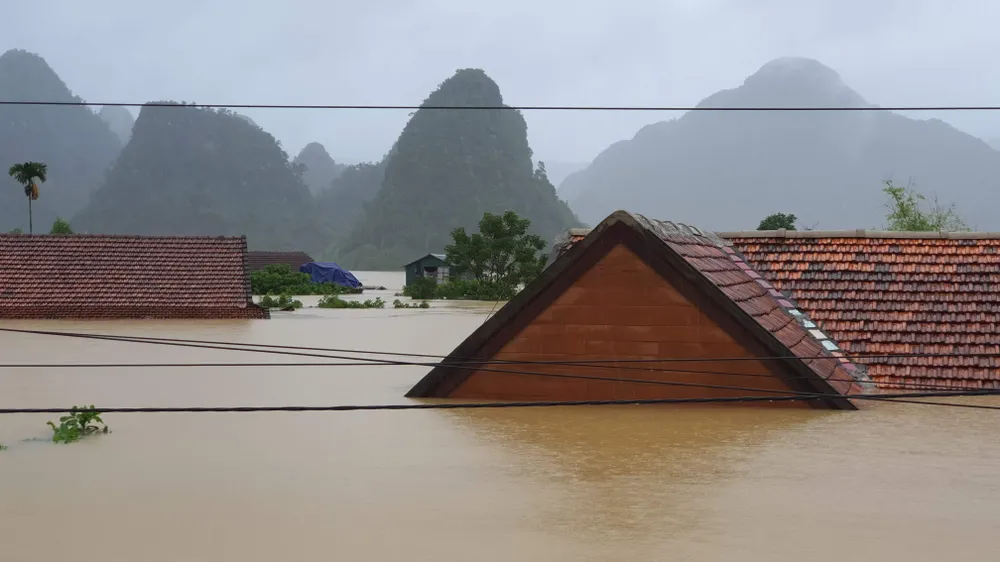 Mưa lớn, lũ dâng ngập Tân Hóa vượt mốc năm 2016 ảnh 2