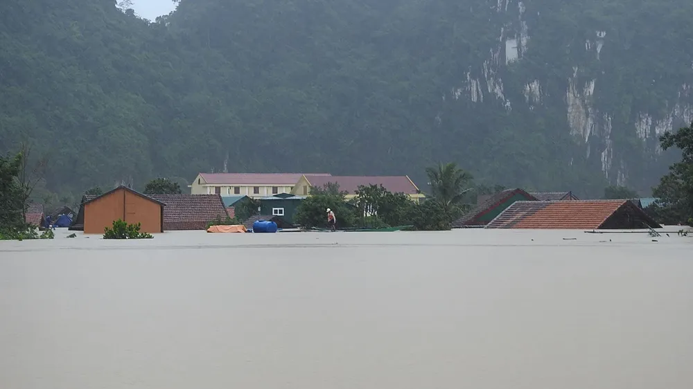 Mưa lớn, lũ dâng ngập Tân Hóa vượt mốc năm 2016 ảnh 10