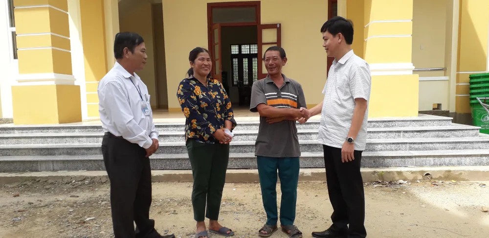 Ông Lê Công Hữu, Bí thư Huyện ủy Tuyên Hóa, cảm ơn người dân đã cứu lãnh đạo huyện bị lật thuyền hôm 5-9