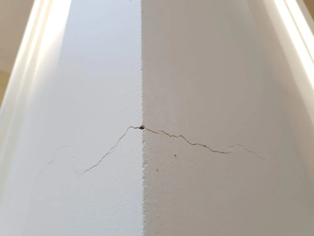 Tòa nhà Thành ủy Đồng Hới 118 tỷ đồng vừa xây đã nứt  ảnh 2