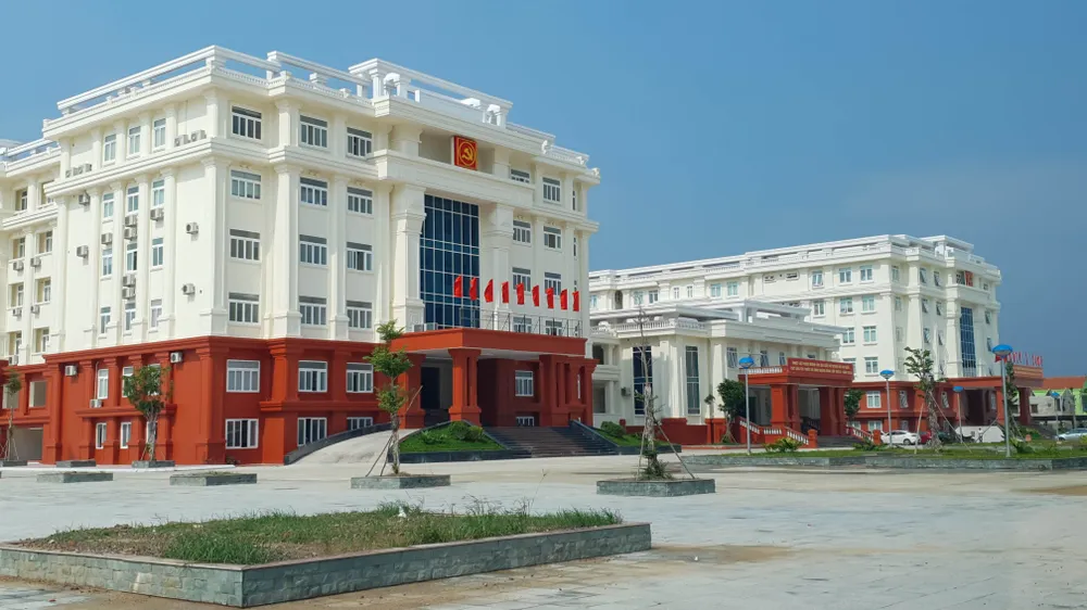 Tòa nhà Thành ủy Đồng Hới 118 tỷ đồng vừa xây đã nứt. Ảnh: MINH PHONG