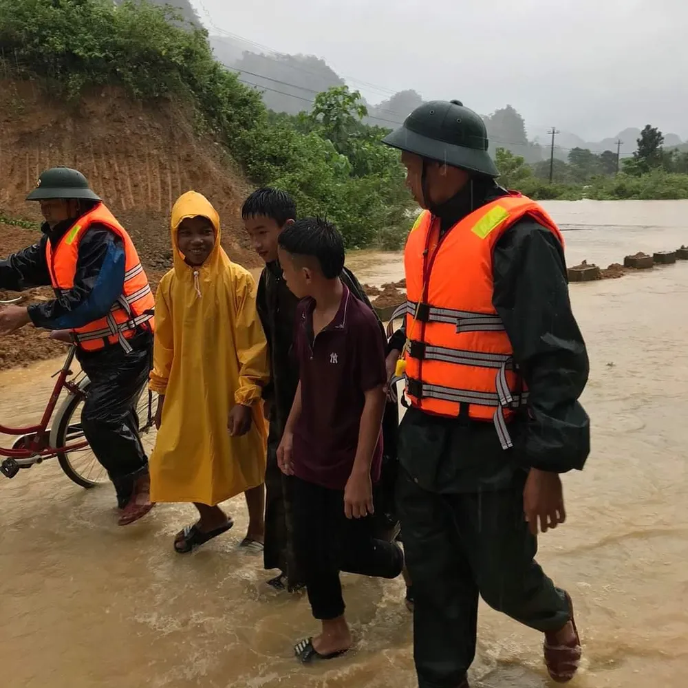 Giúp dân trong lũ, 1 trung tá biên phòng hy sinh  ảnh 1