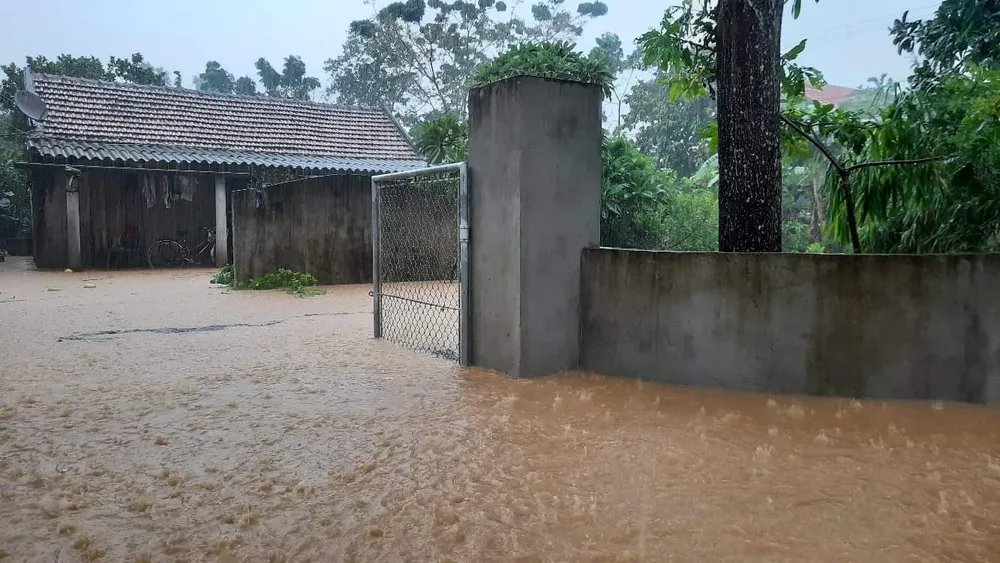 Mưa lớn trên diện rộng, người dân Quảng Bình chạy lũ ảnh 2