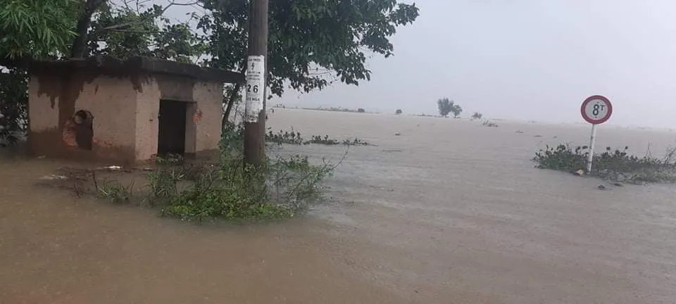 Mưa lớn trên diện rộng, người dân Quảng Bình chạy lũ ảnh 1