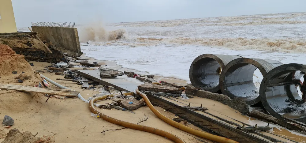Công trình kè biển khu vực bãi tắm Nhật Lệ 2 vừa xây đã sụp đổ ảnh 1