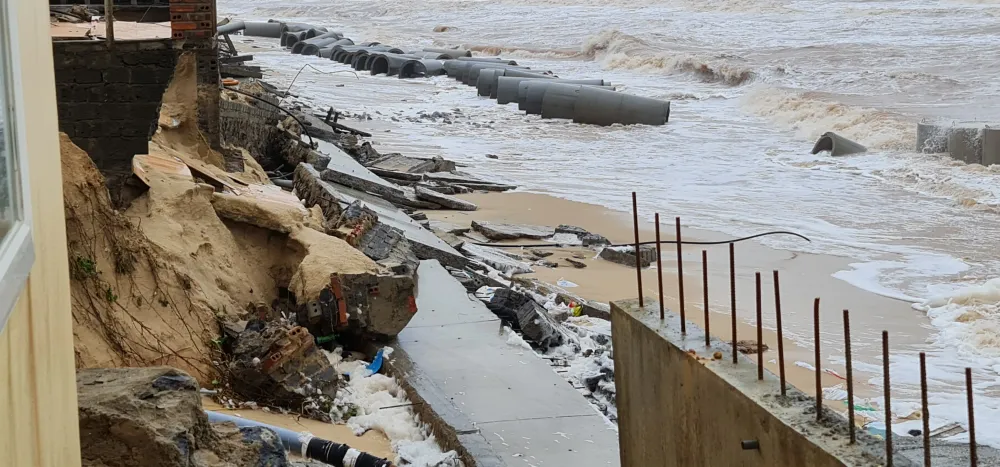 Công trình kè biển khu vực bãi tắm Nhật Lệ 2 vừa xây đã sụp đổ ảnh 2