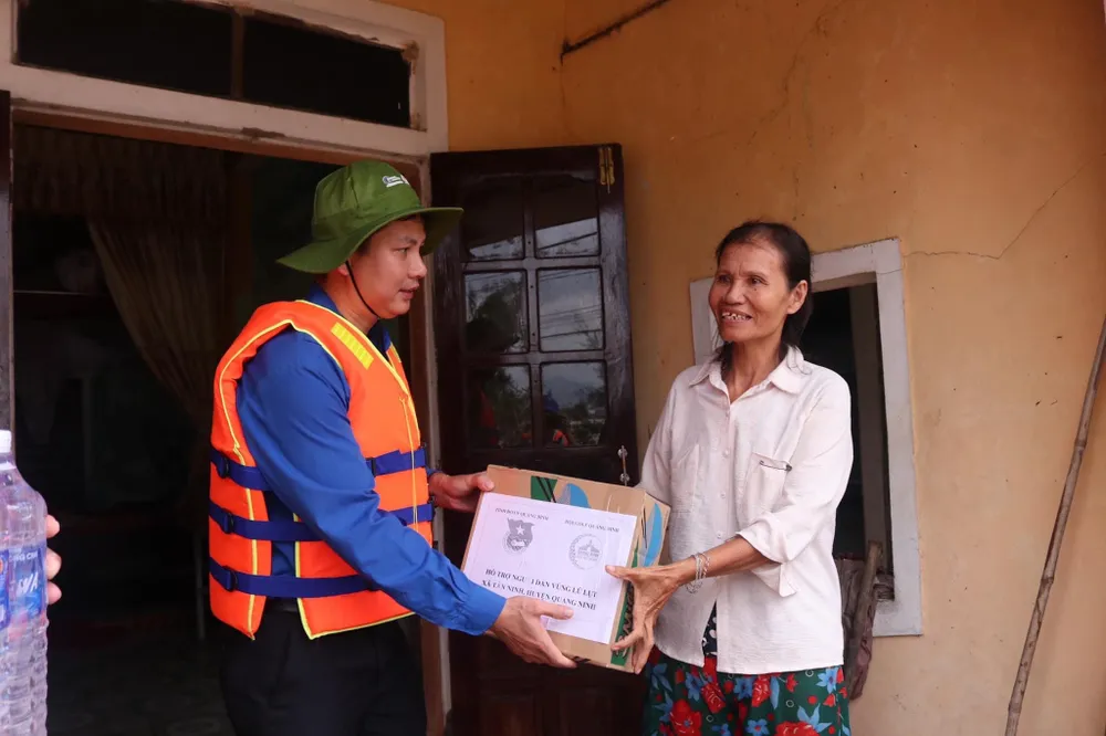 4 tỷ đồng ủng hộ người dân vùng lũ Quảng Bình ảnh 1