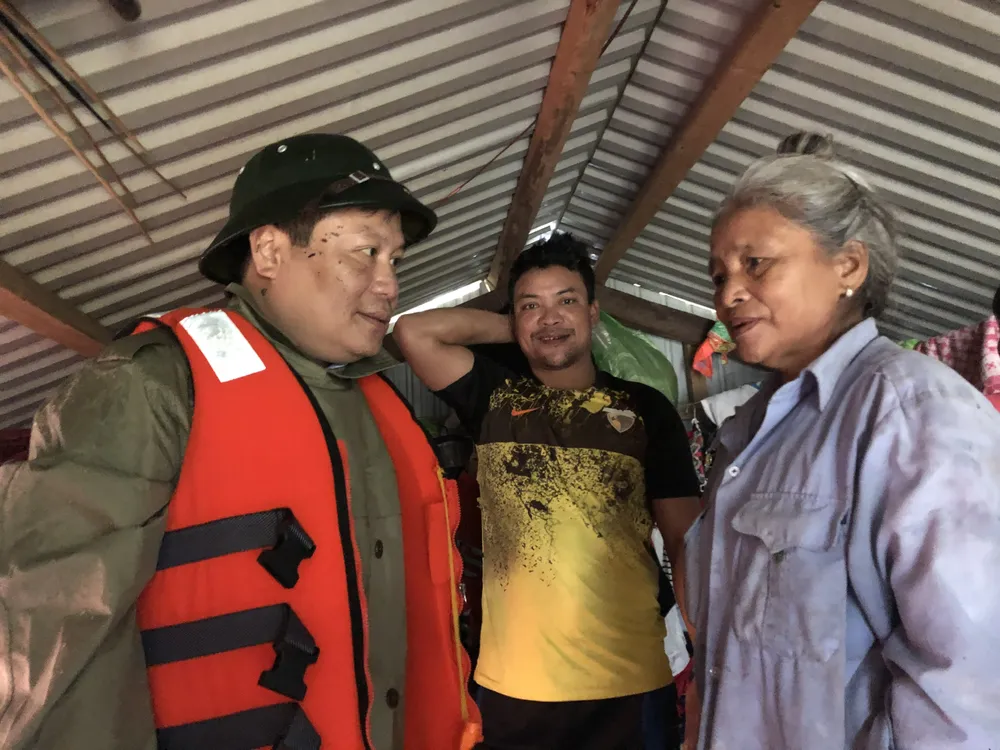 Bí thư Tỉnh ủy Quảng Bình, ông Vũ Đại Thắng thăm hỏi bà con xã Tân Hóa