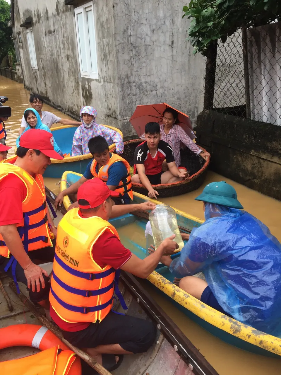 4 tỷ đồng ủng hộ người dân vùng lũ Quảng Bình ảnh 3