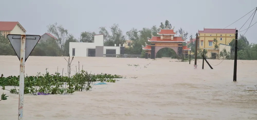 Lũ chồng lũ, hàng ngàn nhà dân ở Quảng Bình chìm trong biển nước ảnh 1