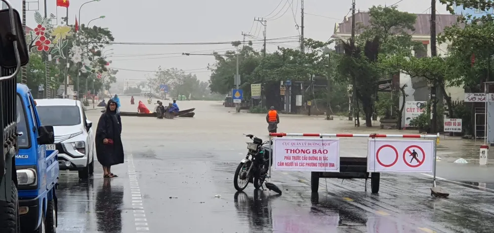 Lũ chồng lũ, hàng ngàn nhà dân ở Quảng Bình chìm trong biển nước ảnh 2