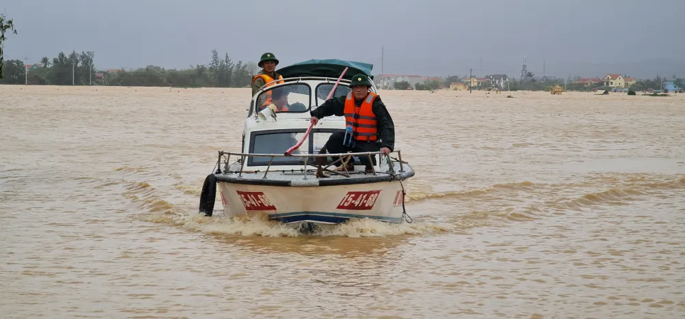Lũ chồng lũ, hàng ngàn nhà dân ở Quảng Bình chìm trong biển nước ảnh 4