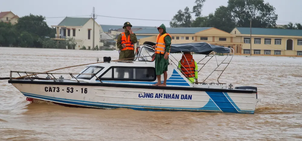 Lũ chồng lũ, hàng ngàn nhà dân ở Quảng Bình chìm trong biển nước ảnh 5