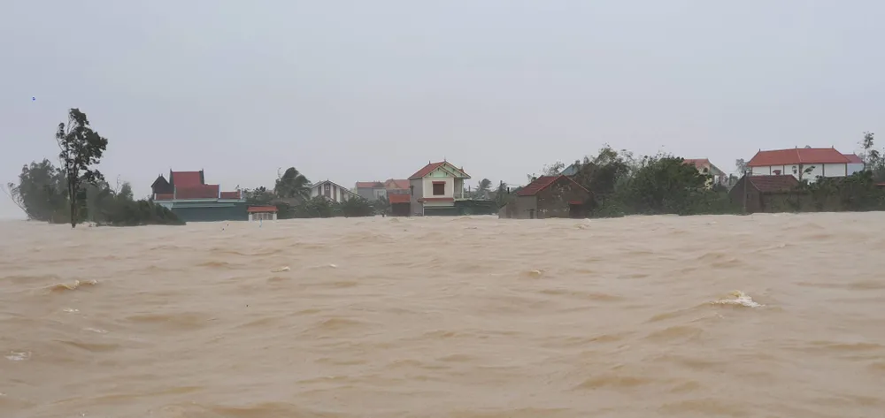 Lũ chồng lũ, hàng ngàn nhà dân ở Quảng Bình chìm trong biển nước ảnh 8