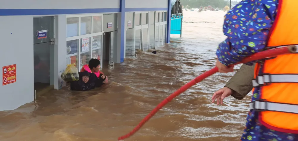 Lũ chồng lũ, hàng ngàn nhà dân ở Quảng Bình chìm trong biển nước ảnh 9