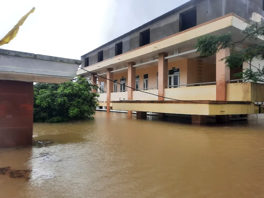 Lũ chồng lũ, hàng ngàn nhà dân ở Quảng Bình chìm trong biển nước ảnh 16