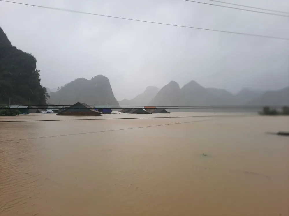 Lũ chồng lũ, hàng ngàn nhà dân ở Quảng Bình chìm trong biển nước ảnh 17