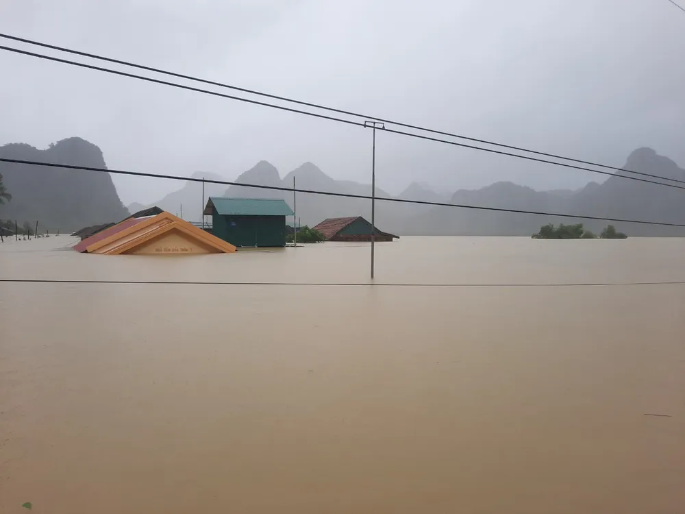 Lũ chồng lũ, hàng ngàn nhà dân ở Quảng Bình chìm trong biển nước ảnh 19