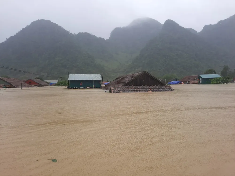 Lũ chồng lũ, hàng ngàn nhà dân ở Quảng Bình chìm trong biển nước ảnh 20