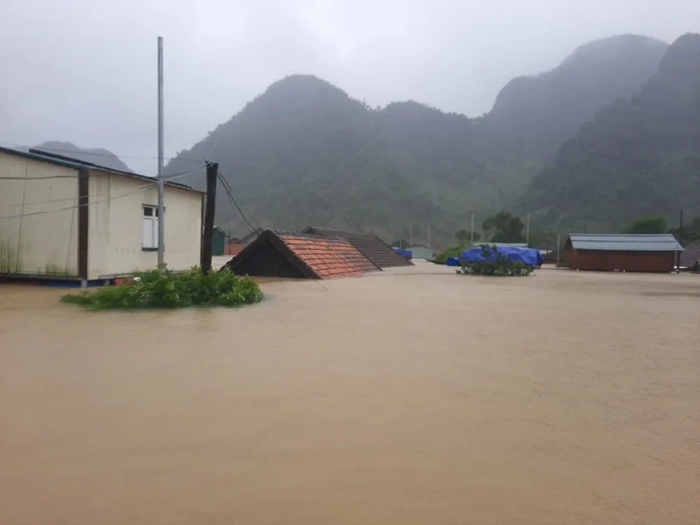 Lũ chồng lũ, hàng ngàn nhà dân ở Quảng Bình chìm trong biển nước ảnh 21