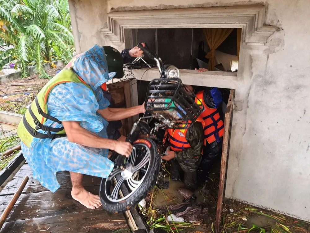 Quảng Bình: Giải cứu 20 người trong xe khách bị lũ cuốn trôi, 100.000 ngôi nhà ngập sâu ảnh 9