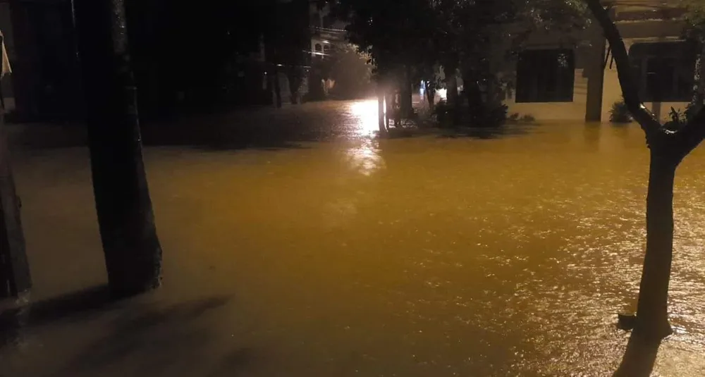 Quảng Bình: Giải cứu 20 người trong xe khách bị lũ cuốn trôi, 100.000 ngôi nhà ngập sâu ảnh 2