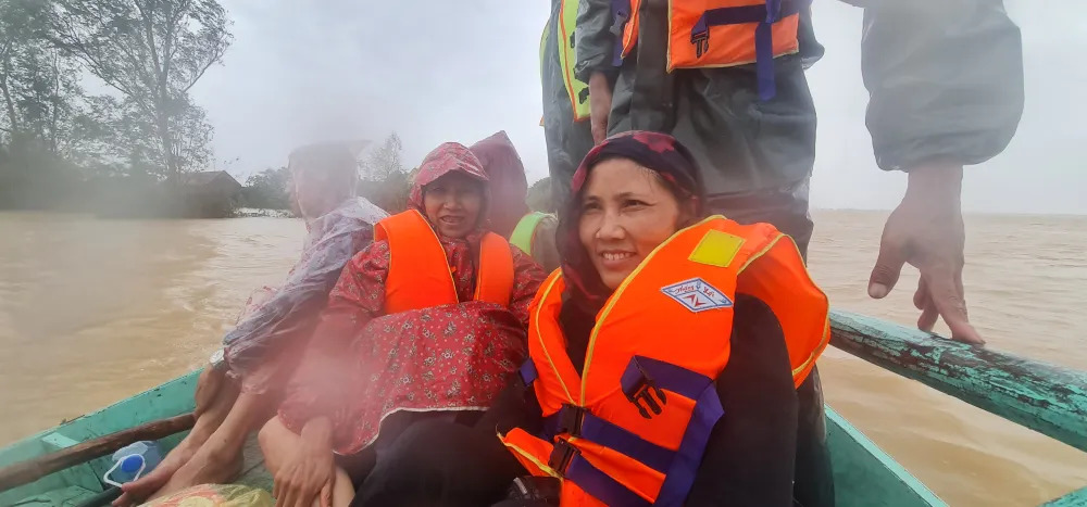 Người vùng biển cứu người vùng lũ ảnh 1